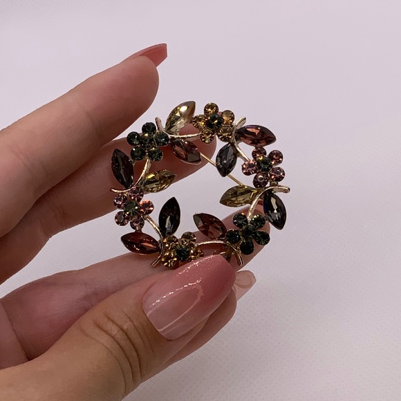Elegant Brooch with different shiny cubic zirconia crystals - Picture 6 of 8